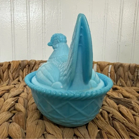 Hen on a Nest - Picture 4 of 7